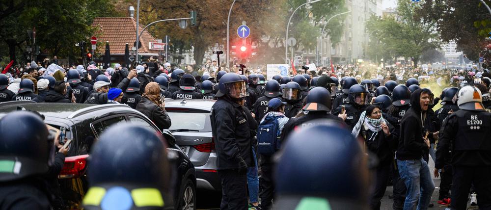 Eine pro-palästinensische Demonstration am Kottbusser Damm an der Grenze zwischen Neukölln und Kreuzberg (Symbolbild).