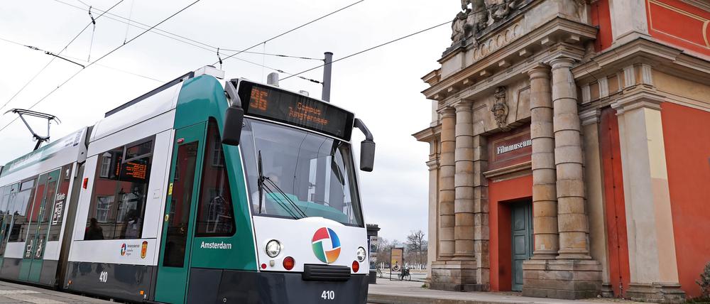Eine Straßenbahn des Potsdamer Verkehrsbetriebs (ViP).