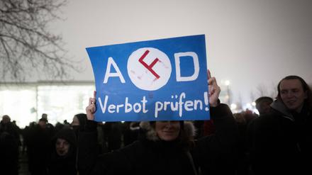 Plakat für ein AfD-Verbot bei einer Demonstration in Berlin am 12. Januar 2024.