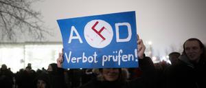 Plakat für ein AfD-Verbot bei einer Demonstration in Berlin am 12. Januar 2024.