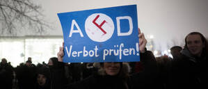 Plakat für ein AfD-Verbot bei einer Demonstration in Berlin am 12. Januar 2024.