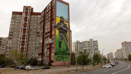 Ein Wandgemälde in Kyjiw, porträtiert ist ein gefallener Soldat.