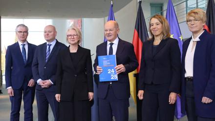 Monika Schnitzer (dritte von links) und die anderen Wirtschaftsweisen übergaben am Mittwoch Bundeskanzler Olaf Scholz ihr Jahresgutachten zur Lage der deutschen Wirtschaft.