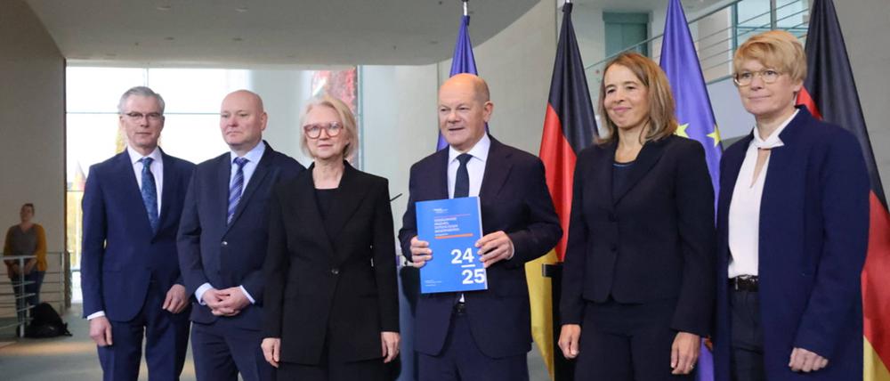 Monika Schnitzer (dritte von links) und die anderen Wirtschaftsweisen übergaben am Mittwoch Bundeskanzler Olaf Scholz ihr Jahresgutachten zur Lage der deutschen Wirtschaft.