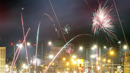 Feuerwerk in Potsdam Neujahr 2022/2023, Blick von den Minskterrassen auf die Innenstadt.