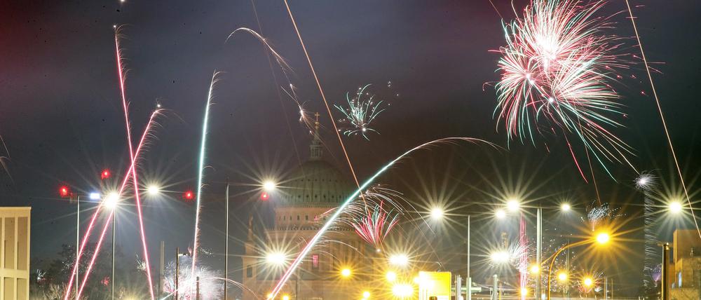 Feuerwerk in Potsdam Neujahr 2022/2023, Blick von den Minskterrassen auf die Innenstadt.