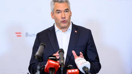 Der österreichische Bundeskanzler Karl Nehammer (ÖVP) spricht nach dem ersten Sondierungsgespräch zwischen der ÖVP und SPÖ in Wien.