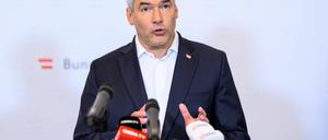 Der österreichische Bundeskanzler Karl Nehammer (ÖVP) spricht nach dem ersten Sondierungsgespräch zwischen der ÖVP und SPÖ in Wien.