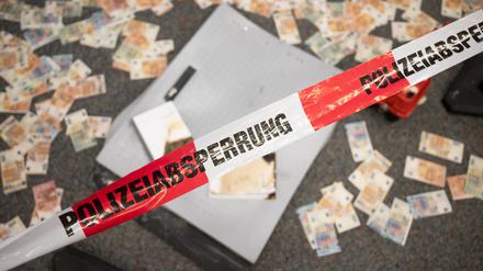Musterbanknoten liegen während einer Pressekonferenz zum Kampf gegen Geldautomatensprengungen im Landeskriminalamt Hessen vor einem Geldautomaten.