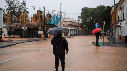 Eine Person steht am 13. November 2024 in einer überfluteten Straße in Campanillas in der Nähe von Malaga, Südspanien. Zwei Wochen nach den schlimmsten Überschwemmungen seit einer Generation, bei denen mehr als 200 Menschen ums Leben kamen, hat Spanien am 13. November die Schulen geschlossen und die Bevölkerung evakuiert.
