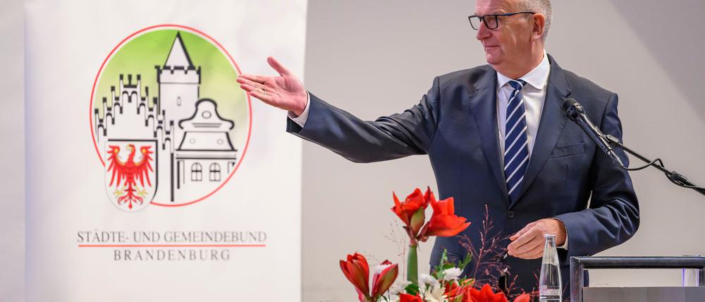 Brandenburgs Ministerpräsident Dietmar Woidke (SPD) sagt den Städten und Gemeinden Unterstützung zu.