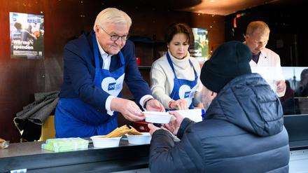  Frank-Walter Steinmeier (l) wünschte den Menschen einen guten Appetit.