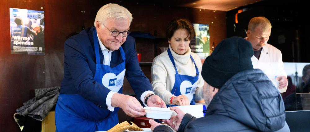  Frank-Walter Steinmeier (l) wünschte den Menschen einen guten Appetit.