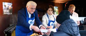  Frank-Walter Steinmeier (l) wünschte den Menschen einen guten Appetit.
