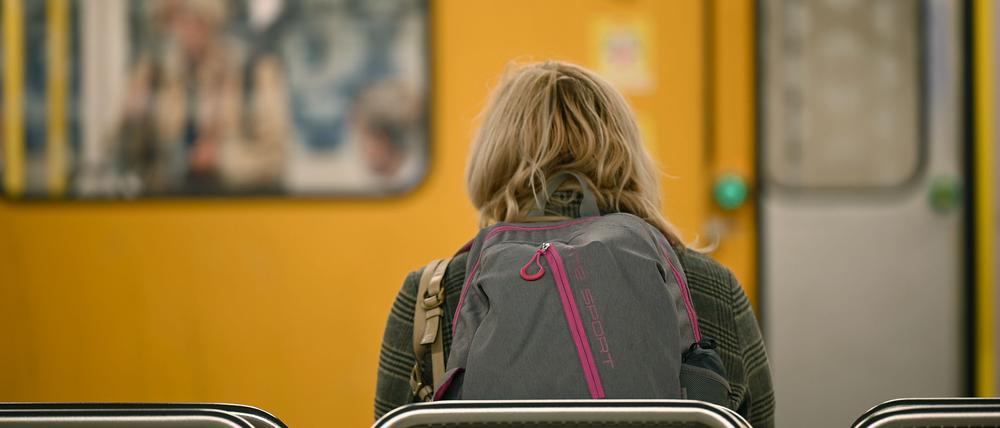 Die Berliner Grünen wollen die Sicherheit für weibliche Fahrgäste verbessern und schlagen spezielle Frauen-Abteile in der U-Bahn vor. (Archivbild)