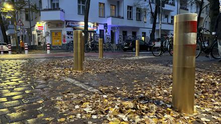 Unbekannte haben die Poller an der Kreuzung Weserstraße/Elbestraße golden angemalt. 