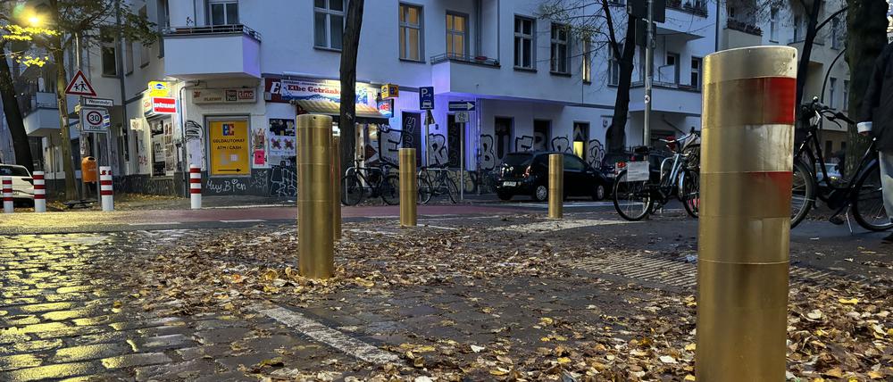 Unbekannte haben die Poller an der Kreuzung Weserstraße/Elbestraße golden angemalt.