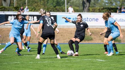 Seit einem Jahr gehört Anna Höfker (li.) zum Kader von Viktoria. In ihrer zweiten Saison möchte sie unbedingt in die zweite Liga aufsteigen.