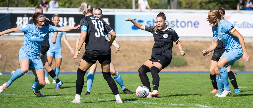 Seit einem Jahr gehört Anna Höfker (li.) zum Kader von Viktoria. In ihrer zweiten Saison möchte sie unbedingt in die zweite Liga aufsteigen.