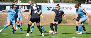 Seit einem Jahr gehört Anna Höfker (li.) zum Kader von Viktoria. In ihrer zweiten Saison möchte sie unbedingt in die zweite Liga aufsteigen.