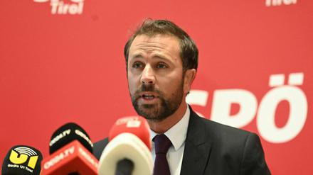 Georg Dornauer Ortsvorsitzender der österreichischen Mitte-Links-Sozialdemokraten (SPÖ) im Bundesland Tirol spricht während einer Pressekonferenz in Innsbruck, Westösterreich, am 13. November 2024. Dornauer war am Mittwoch von seinem Amt zurückgetreten, nachdem seine Teilnahme an einem Jagdausflug trotz eines Waffenverbots für öffentliche Empörung gesorgt hatte.