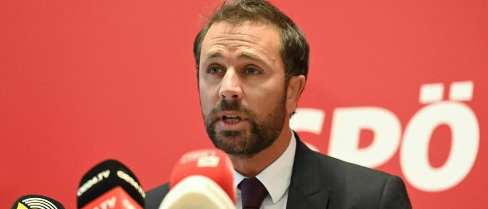 Georg Dornauer Ortsvorsitzender der österreichischen Mitte-Links-Sozialdemokraten (SPÖ) im Bundesland Tirol spricht während einer Pressekonferenz in Innsbruck, Westösterreich, am 13. November 2024. Dornauer war am Mittwoch von seinem Amt zurückgetreten, nachdem seine Teilnahme an einem Jagdausflug trotz eines Waffenverbots für öffentliche Empörung gesorgt hatte.