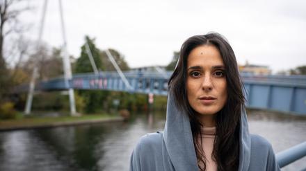 Schauspielerin Aybi Era - im Hintergrund der Tatort ihres neuen Falles.