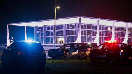 Die Militärpolizei ist am Obersten Gericht im Einsatz, nachdem es vor dem Gebäude zu zwei Explosionen gekommen ist. 