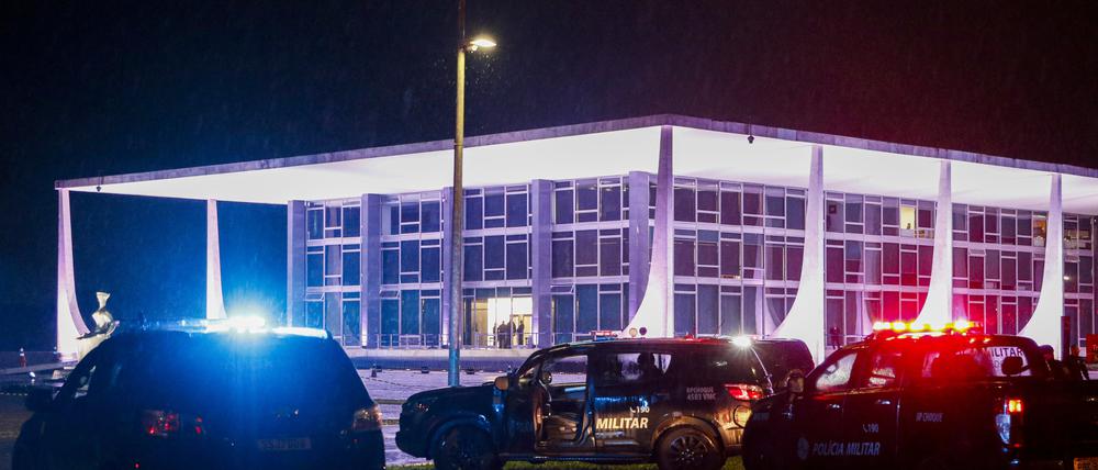 Die Militärpolizei ist am Obersten Gericht im Einsatz, nachdem es vor dem Gebäude zu zwei Explosionen gekommen ist. 