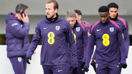 Englands Kapitän Harry Kane (l) ärgert sich über die vielen Absagen von Kollegen für die Nations League. 