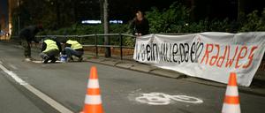 Aktivisten malen einen Radweg auf die Straße in Weißensee. 
