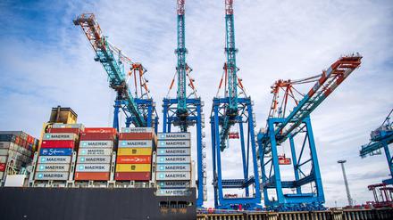  Bremerhaven: Ein Schiff liegt im Containerhafen Bremerhaven.
