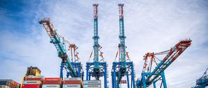  Bremerhaven: Ein Schiff liegt im Containerhafen Bremerhaven.
