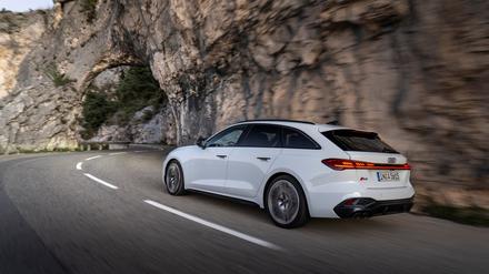 Der Audi A5 Avant ist durch die serienmäßige Dachreling von der Limousine leicht zu unterscheiden.
