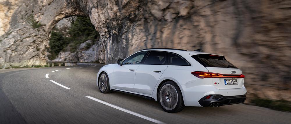 Der Audi A5 Avant ist durch die serienmäßige Dachreling von der Limousine leicht zu unterscheiden.