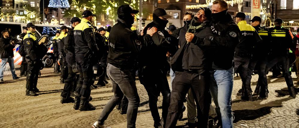 Bei einer pro-palästinensischen Demonstration gegen Faschismus und Völkermord schreiten Polizisten ein. 