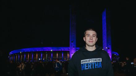 Stepan Timoshin vor dem erleuchteten Olympiastadion.