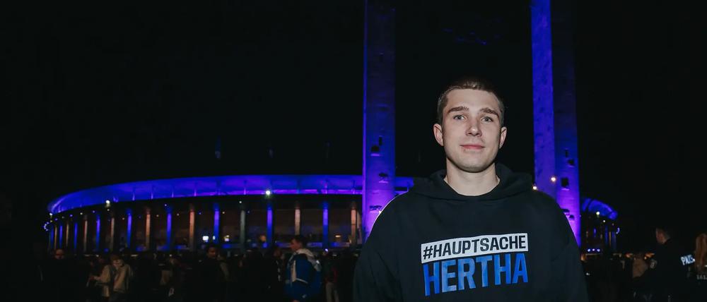 Stepan Timoshin vor dem erleuchteten Olympiastadion.