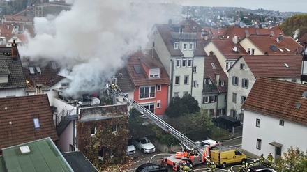 Einsatzkräfte der Feuerwehr löschen einen Brand in der Innenstadt von Esslingen.