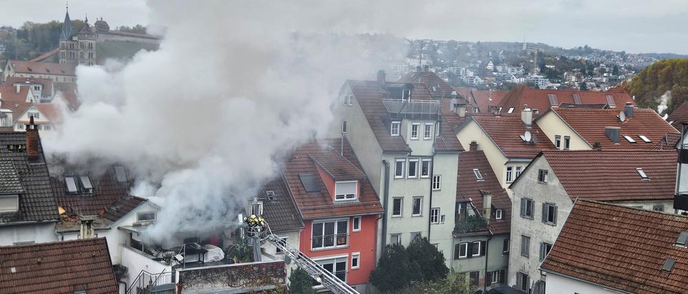 Einsatzkräfte der Feuerwehr löschen einen Brand in der Innenstadt von Esslingen.