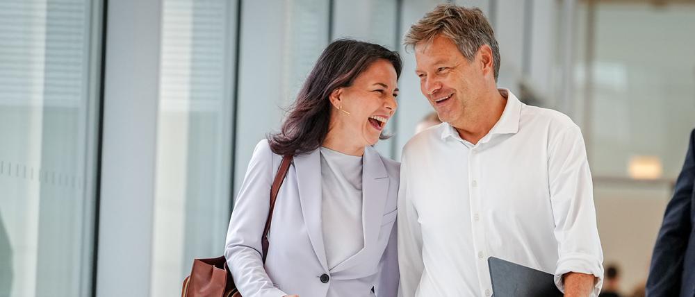 Außenministerin Annalena Baerbock und Vizekanzler Robert Habeck auf dem Weg zu einer Sitzung ihrer Fraktion: Vom Bruch der Ampel konnten die Grünen bisher am stärksten profitieren. 