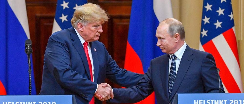 Donald Trump (links) und Wladimir Putin im Jahr 2018 bei einer Pressekonferenz in Helsinki.