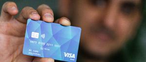 So kann die Bezahlkarte für Asylbewerber aussehen: Damit erhalten Geflüchtete Sozialleistungen künftig als Guthaben auf einer Visa-Debitkarte. 