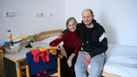 Nataliia Hryhorova (70) und ihr Sohn Dmytro Hryhorov (36) sind in der neuen Unterkunft für schwerkranke urkainische Geflüchtete.
