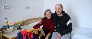Nataliia Hryhorova (70) und ihr Sohn Dmytro Hryhorov (36) sind in der neuen Unterkunft für schwerkranke urkainische Geflüchtete.