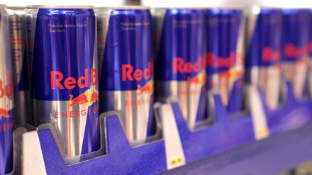 Red-Bull-Dosen in einem Supermarkt. 
