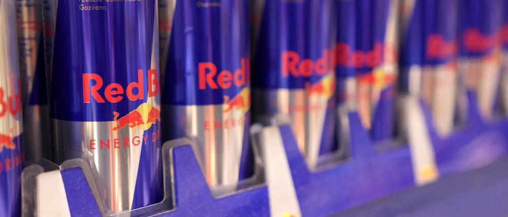 Red-Bull-Dosen in einem Supermarkt.