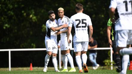 So fing es an: Sidney Friede (Mi.) und seine Teamkollegen freuen sich im August 2022 über ein Tor in der Kreisliga C. 