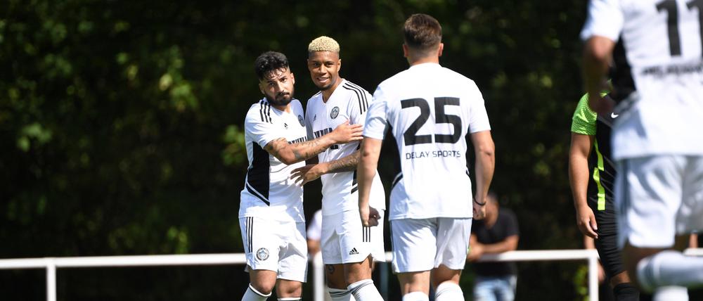 So fing es an: Sidney Friede (Mi.) und seine Teamkollegen freuen sich im August 2022 über ein Tor in der Kreisliga C.