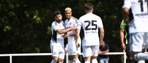 So fing es an: Sidney Friede (Mi.) und seine Teamkollegen freuen sich im August 2022 über ein Tor in der Kreisliga C. 